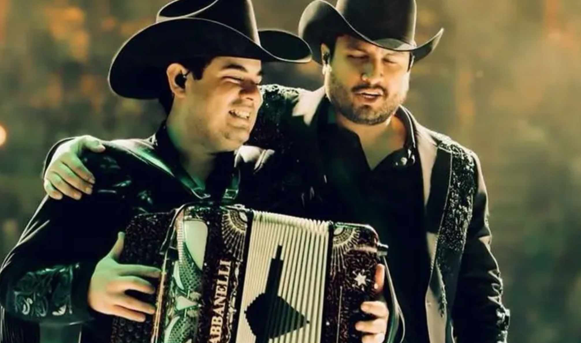Julión Álvarez y Alfredo Olivas interrumpen corrido durante concierto para evitar multa